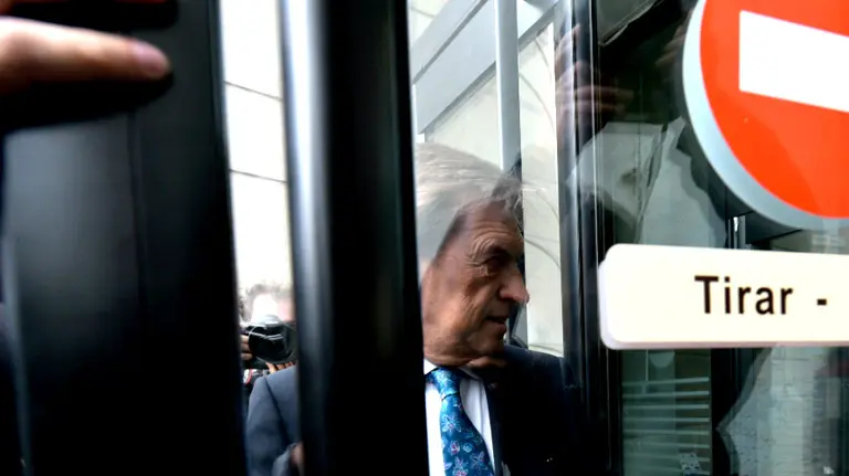 El expresidente Miguel Archanco entra a los juzgados. PABLO LASAOSA.