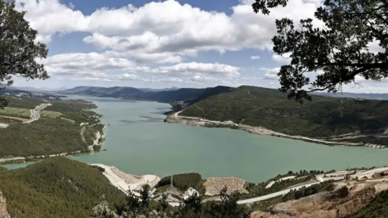 Panorámica del pantano de Yesa (Navarra). EFE.