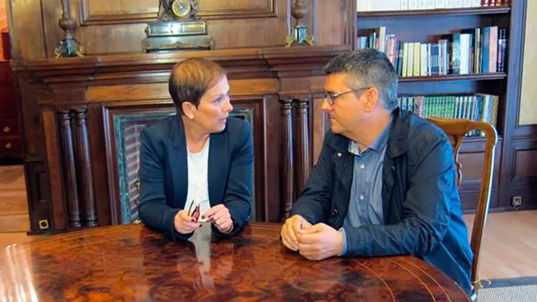 Uxue Barkos y el alcalde de Sangüesa. EUROPA PRESS.