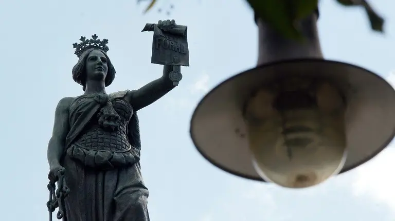 Estatua de los Fueros.