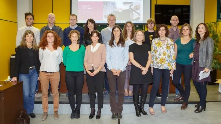 Emprendedores, técnicas de CEIN y la vicerrectora Bayona posan al inicio de la jornada.