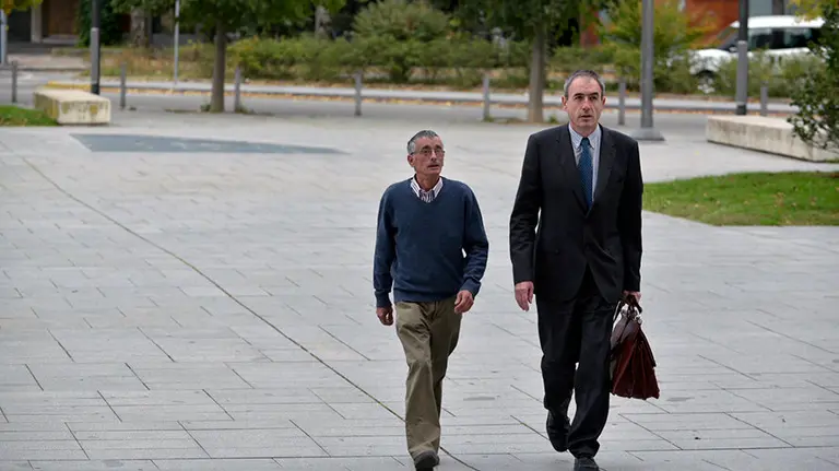 El exalcalde de Petilla de Aragón Miguel Ángel Rodríguez (d), junto a su abogado a su llegada al Palacio de Justicia de Navarra donde hoy se ha iniciado el juicio contra...