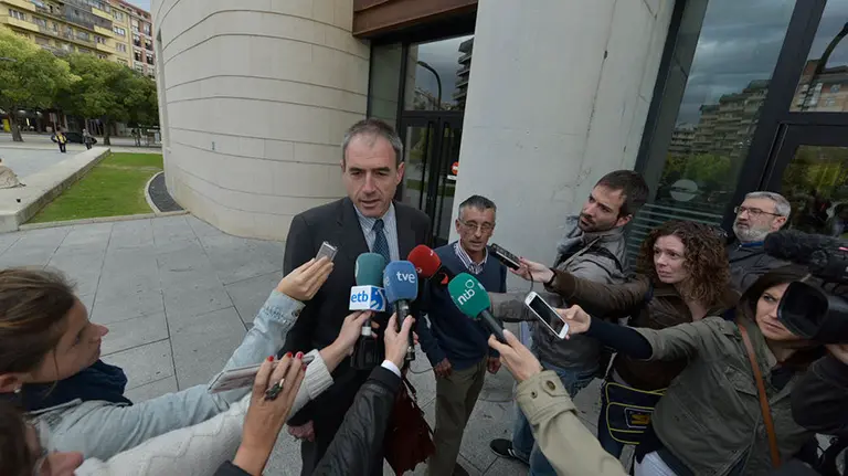 El exalcalde de Petilla de Aragón Miguel Ángel Rodríguez (d), junto a su abogado a su llegada al Palacio de Justicia de Navarra donde hoy se ha iniciado el juicio. PABLO LASAOSA.