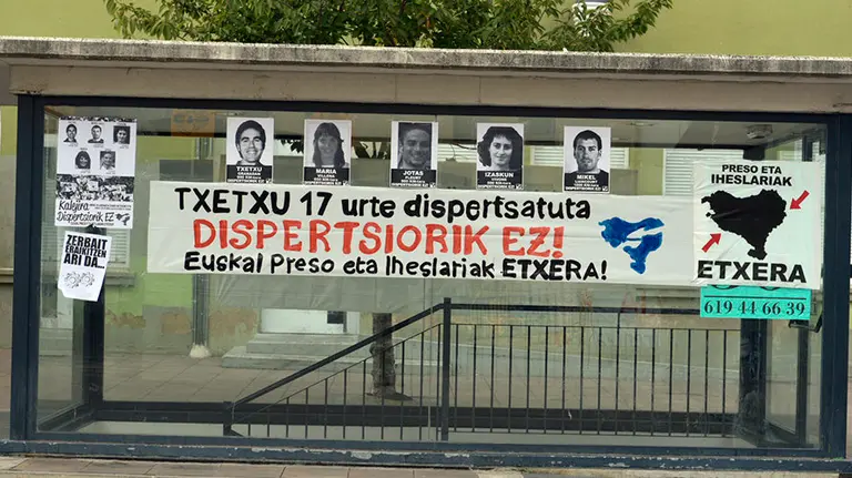 Carteles para homenajear a etarras en fiestas de Villava. PL