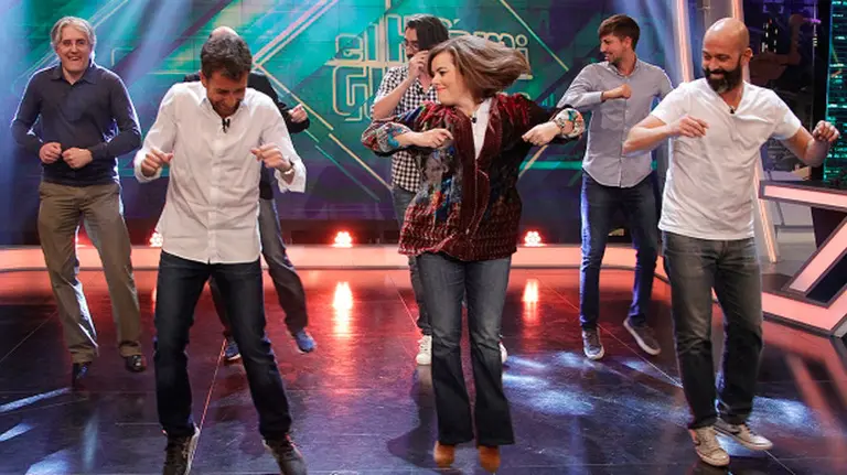 Soraya Saénz de Santamaría baila con el equipo de El Hormiguero 3.0.