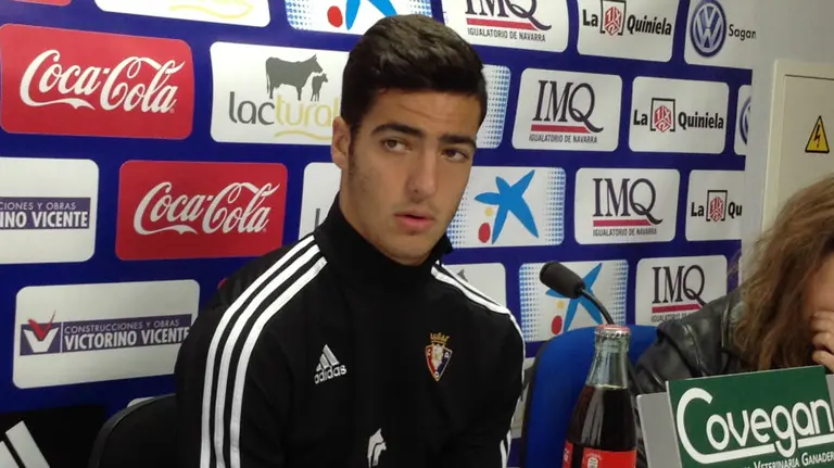 El jugador rojillo Mikel Merino en rueda de prensa.