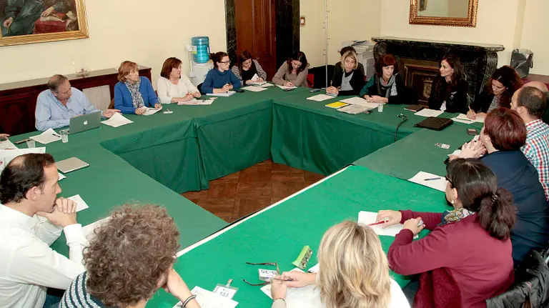 La Mesa de Comercio tendr&aacute; como m&iacute;nimo car&aacute;cter cuatrimestral y aumentar&aacute; el n&uacute;mero de representantes del sector profesional.