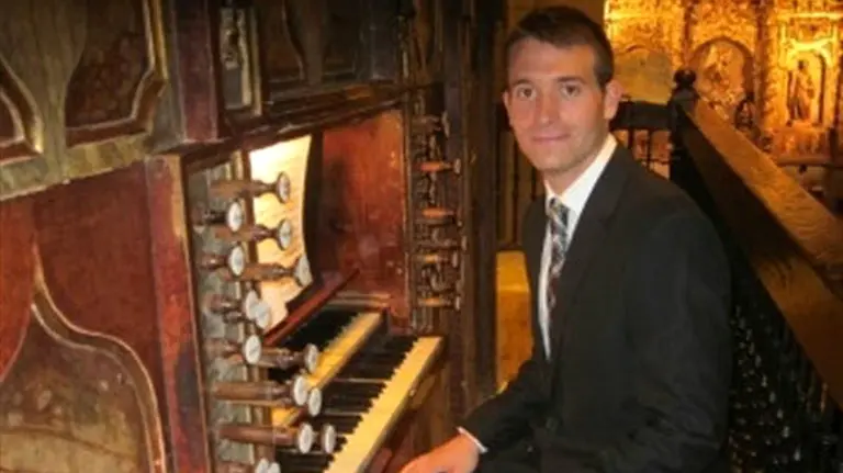 El organista tafallés Alvaro Landa.