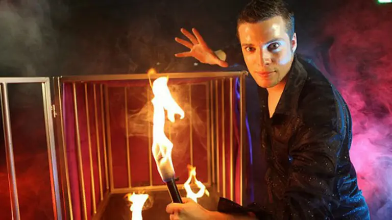 El mago Sun nación en Vitoria en 1984 y está especializado en ‘grandes ilusiones’.