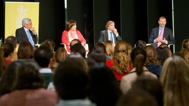 La mesa redonda de apertura del Congreso FORUN 2016 “La huella de la familia”.