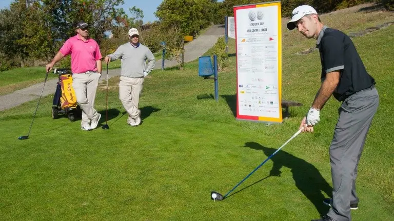 Participantes en el Trofeo de Golf “Niños Contra el Cáncer” durante uno de los momentos de la competición.