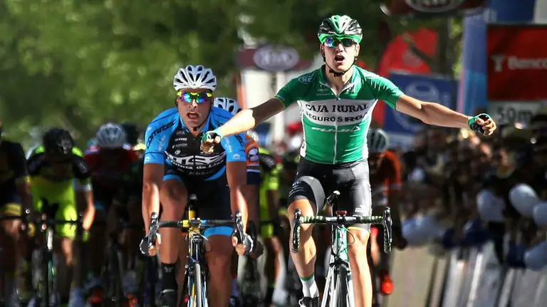 Eduard Prades (Caja Rural-RGA) entra vencedor en la meta.