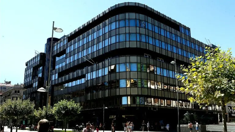 Edificio principal de Caja Navarra en Carlos III.