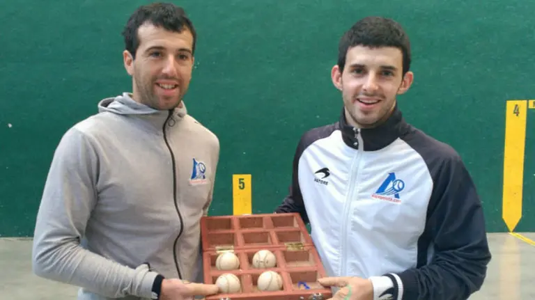 Los pelotaris Aritz Lasa y Altuna III. Foto Aspe.