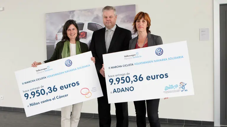 Matthias Schalk entrega los cheques a Marta Lipúzcoa (dcha) y Marifé Fernández (izda).