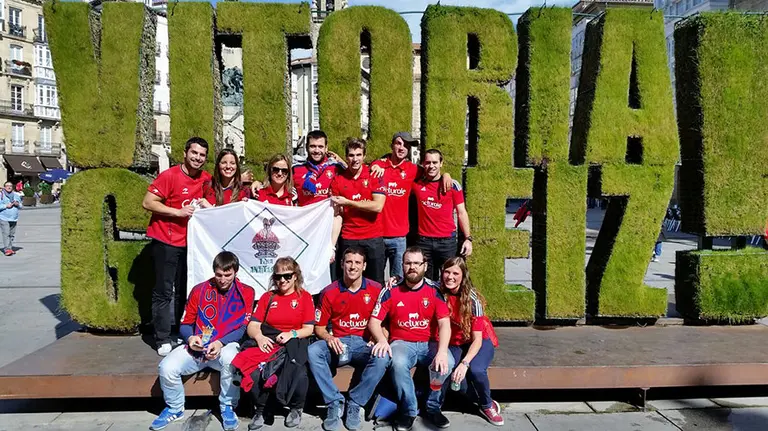 Aficionados rojillos en Vitoria.
