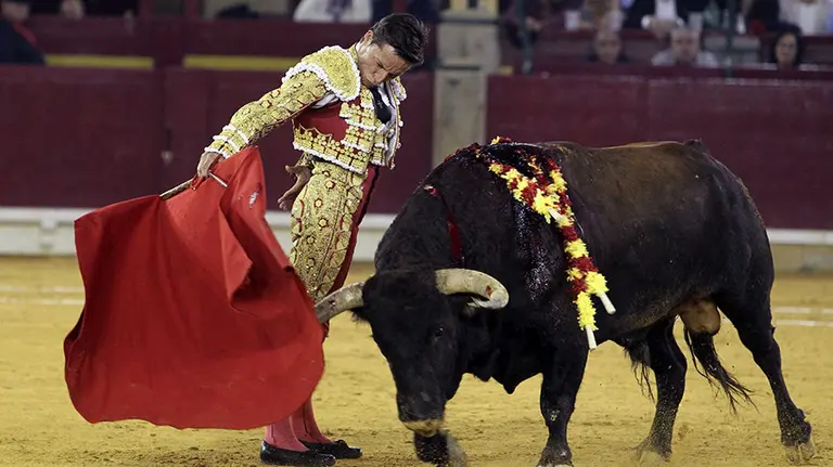 GRA212. ZARAGOZA, 11/10/2015.- El diestro Diego Urdiales da un pase a su segundo toro, de la ganaderia de Núñez del Cuvillo, en la primera corrida de la Feria del Pilar de Zaragoza, en la que ha compartido cartel con Morante de la Puebla y Alejandro Talavante. EFE/Javier Cebollada