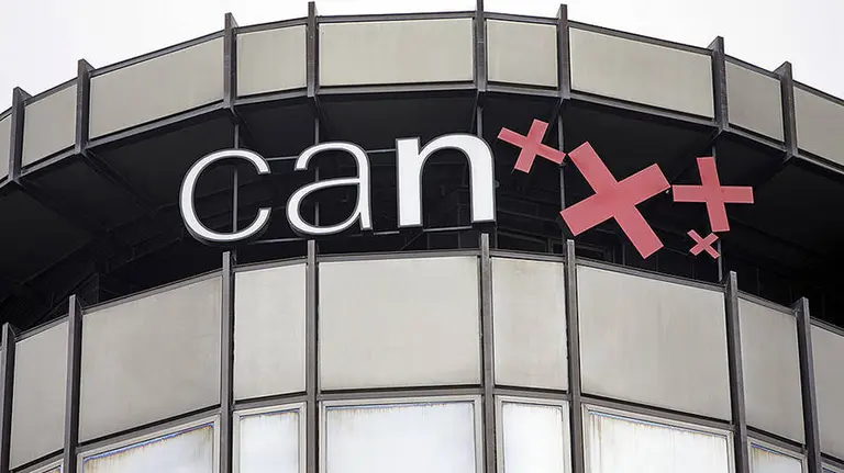 Vista del edificio principal de Caja Navarra en Pamplona.