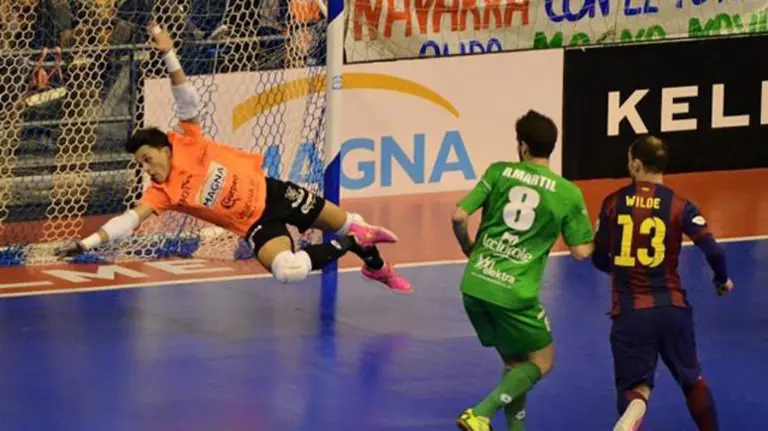 El meta Raúl Jiménez en acción ante el Barcelona.