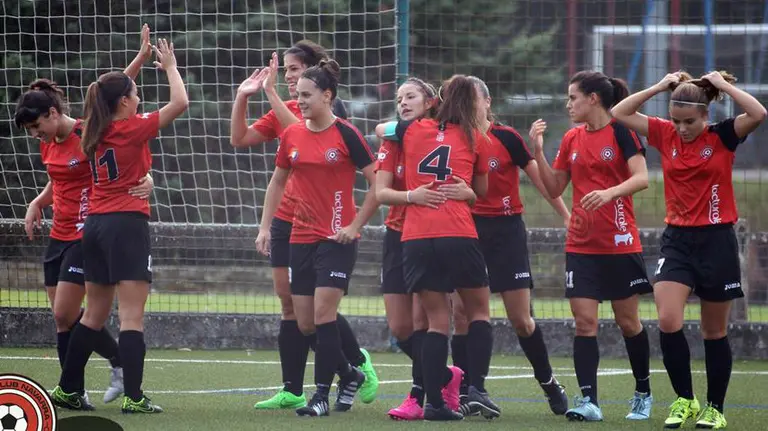 Las jugadoras del Mullier FCN celebran un gol.