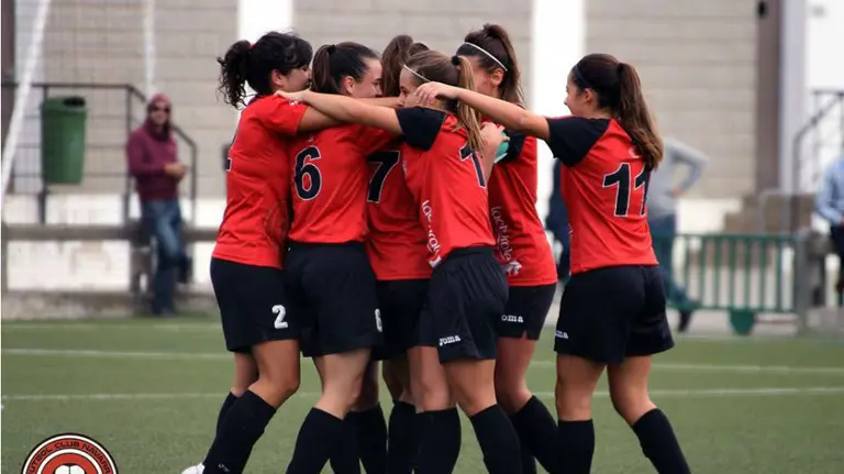 Las jugadoras del Mullier FCN celebran un gol.