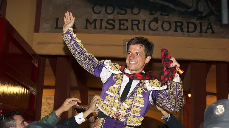 GRA383. ZARAGOZA. 12/10/2015.- El diestro Julián López "El Juli" sale a hombros del coso zaragozano de La Misericordia tras cortar dos orejas en el segundo festejo de la Feria del Pilar de Zaragoza, en la que ha compartido cartel con el rejoneador Diego Ventura y se han lidiado reses de distintas ganaderías. EFE/Javier Cebollada