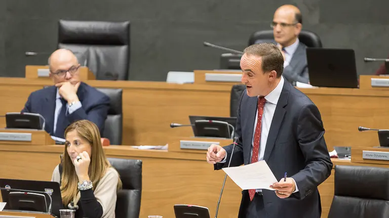 Parlamentarios de UPN, PP, PSN-PSOE, Geroa Bai, EH Bildu, Podemos, Izquierda Ezkerra durante un pleno en el Parlamento de Navarra