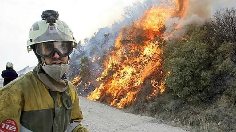 Un efectivo del 112, ante un incendio en Navarra. EFE.