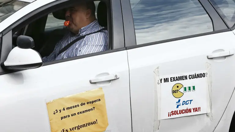 Un conductor de autoescuela protesta en Pamplona.