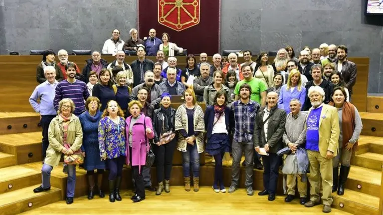 Representantes de colectivos sociales, económicos y culturales debaten en el Parlamento foral.