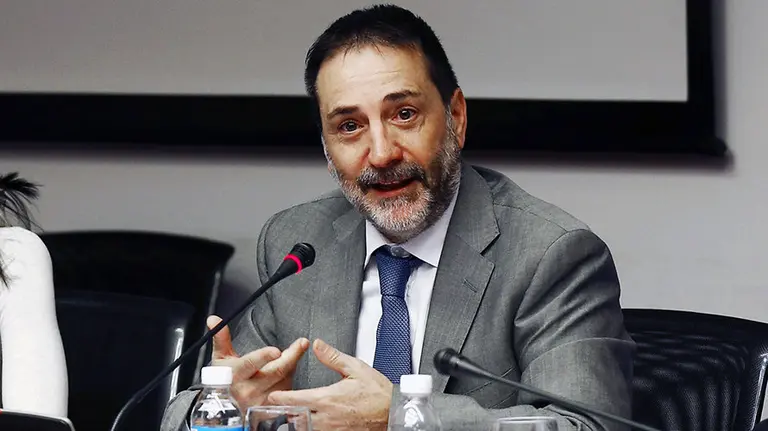 El presidente de la Cámara de Comptos, Helio Robleda, ha instado hoy a adoptar con carácter &#34;prioritario y urgente&#34; las medidas precisas para racionalizar y reestructurar la administración local de Navarra, con el fin de que los entes locales puedan prestar los servicios con eficiencia, economía y eficacia. De esta forma se ha pronunciado en una comisión parlamentaria, solicitada por EH Bildu, en la que ha detallado el informe de fiscalización del sector público local de Navarra 2013. EFE/Jesús Diges