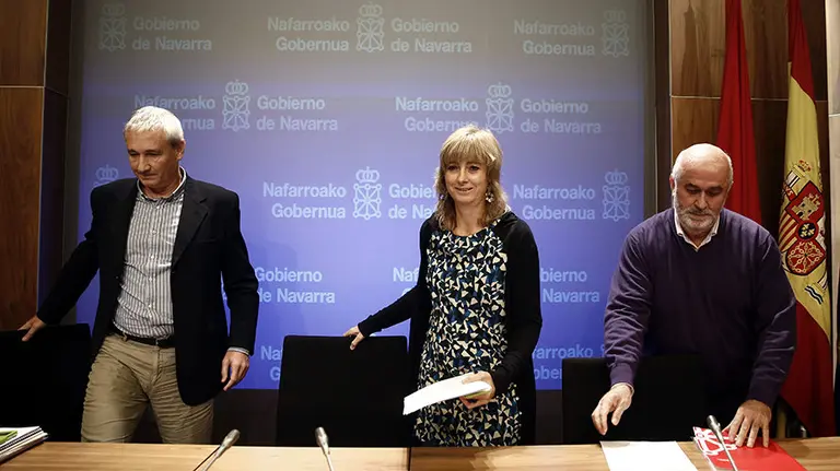 GRA201 PAMPLONA, 14/10/2015.- El consejero de Economía y Hacienda, Mikel Aranburu (i), la portavoz del Gobierno y consejera de Relaciones Ciudadanas e Institucionales Ana Ollo y el consejero de Educación José Luis Mendoza Peña, durante la rueda de prensa para dar a conocer los acuerdos alcanzados en la reunión del Consejo de Gobierno celebrada hoy. EFE/Jesús Diges