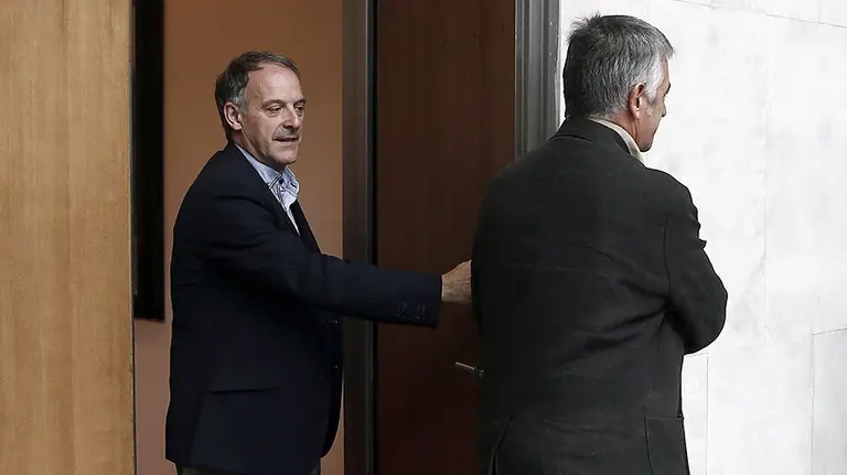 GRA237. PAMPLONA (NAVARRA) 13/10/2015.- Los portavoces de Bildu, Geroa Bay y de Podemos, Adolfo Araiz (i), Koldo Martinez (c) y Laura Pérez, respectivamente, tras la reunión hoy de la Mesa y Junta de Portavoces en la que todos los grupos con representación parlamentaria han reiterado su defensa del convenio económico, pero no han logrado suscribir por unanimidad una declaración institucional al respecto.El debate de estas iniciativas ha puesto de manifiesto el malestar existente entre la oposición (UPN, PSN y PPN) por el hecho de que mientras la presidenta de Navarra Uxue Barkos se reunía la semana pasada con ellos para tratar de lograr una postura unánime, el cuatripartito registraba, por su cuenta, una declaración institucional. EFE/Jesús Diges