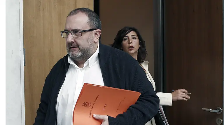 GRA238. PAMPLONA (NAVARRA) 13/10/2015.- Los portavoces de Izquierda-Ezkerra y de Podemos, José Miguel Nuin y Laura Pérez, respectivamente, tras la reunión hoy de la Mesa y Junta de Portavoces en la que todos los grupos con representación parlamentaria han reiterado su defensa del convenio económico, pero no han logrado suscribir por unanimidad una declaración institucional al respecto.El debate de estas iniciativas ha puesto de manifiesto el malestar existente entre la oposición (UPN, PSN y PPN) por el hecho de que mientras la presidenta de Navarra Uxue Barkos se reunía la semana pasada con ellos para tratar de lograr una postura unánime, el cuatripartito registraba, por su cuenta, una declaración institucional. EFE/Jesús Diges