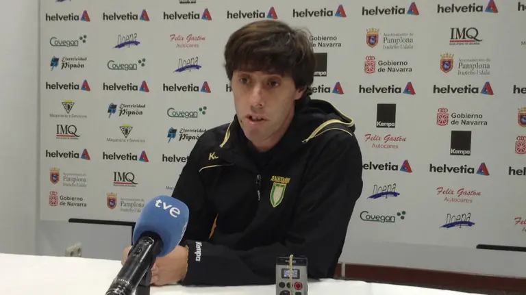 Iñaki Pérez entrena al Helvetia Anaitasuna.