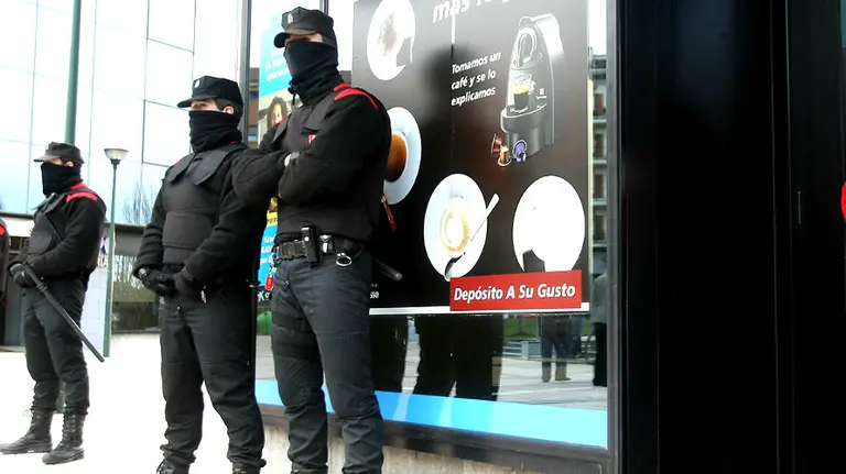 Agentes de Intervención de la Policía Foral controlan el acceso a un edificio.