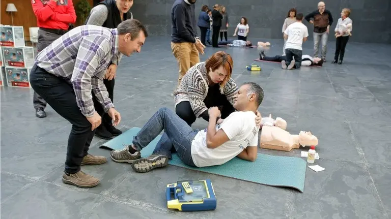 La Presidenta, Ainhoa Azn&aacute;rez, y la Parlamentaria Mar&iacute;a Solana, en pr&aacute;cticas de reanimaci&oacute;n.