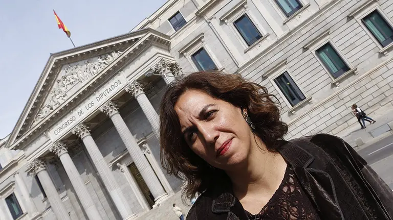 GRA120. MADRID, 16/10/2015.- La exdiputada de UPyD Irene Lozano, que ha aceptado la propuesta de integrarse en las listas del PSOE a las generales, en declaraciones en el Congreso de los Diputados, donde hoy ha renunciado a su acta de diputada, ha dicho que ve en los socialistas un proyecto de cambio "serio y creíble", por abandonar la "cerrazón" y contar con personas "independientes" como ella. EFE/Javier Lizón