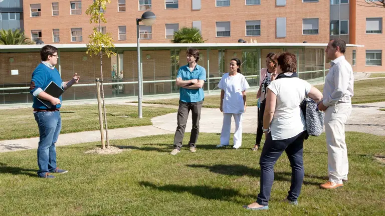 Diego Supervía explica cómo es el huerto que ha diseñado en la residencia Amma Mutilva.