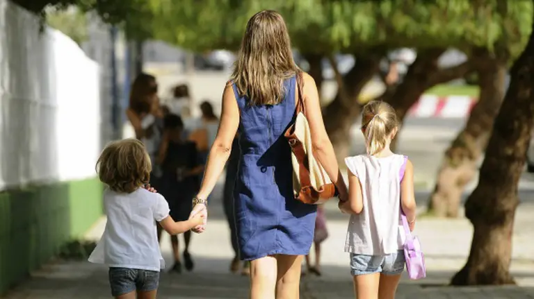 Una madre con sus hijos.