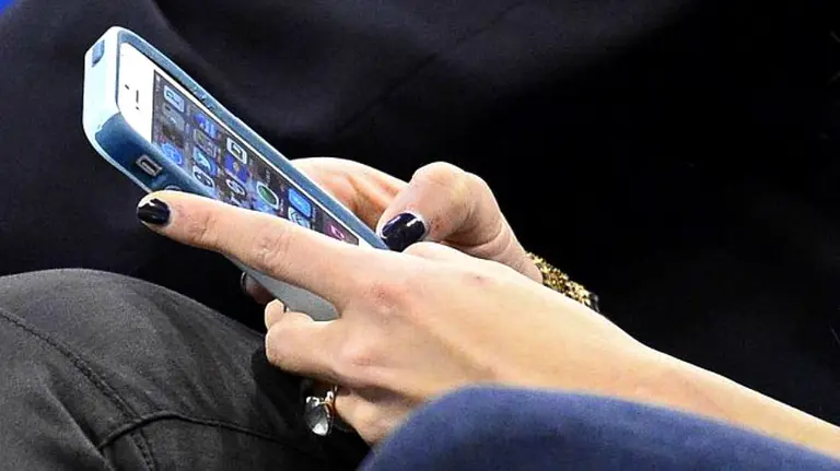 Una joven utiliza el teléfono móvil. EFE