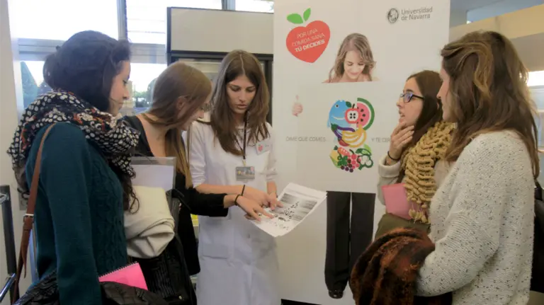 Alumna de Nutrición asesorando estudiantes.