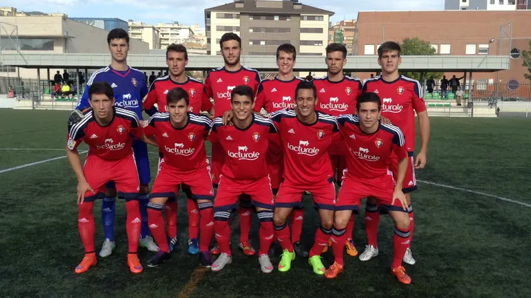 Equipo titular del filial rojillo de tercera división en Villava.