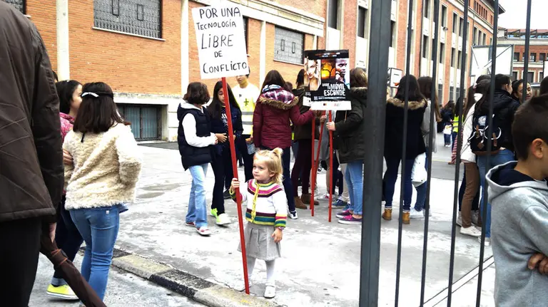 niña-pancarta-marcha-jesuitas
