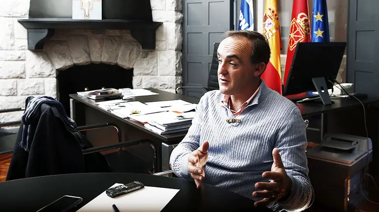 El presidente de UPN, Javier Esparza, que sustituyó a Yolanda Barcina al frente de la formación regionalista en la asamblea del pasado 27 de septiembre, ha asegurado que no se ha encontrado un partido &#34;muerto&#34; o &#34;desilusionado&#34;, aunque ha hecho autocrítica y ha admitido errores. En una entrevista con Efe, el parlamentario y exconsejero del Gobierno de Navarra ha afirmado que UPN, ahora en la oposición, es un partido &#34;vivo&#34;, que a su juicio no atraviesa una crisis y que en la asamblea extraordinaria, en la que 1.400 afiliados pudieron votar a tres candidatos, dio &#34;un ejemplo de normalidad democrática&#34;. EFE/Jesús Diges