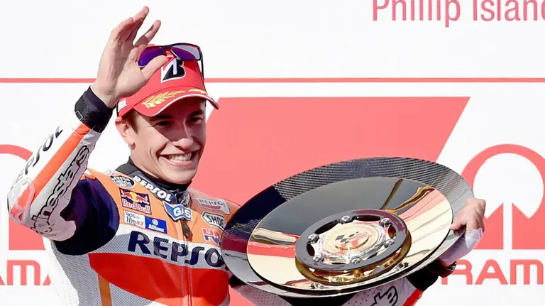 Marc Márquez saluda tras ganar el GP de Australia. EFE.