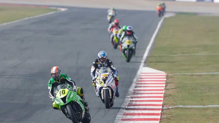 Motociclistas en acción en el Circuito de Navarra.