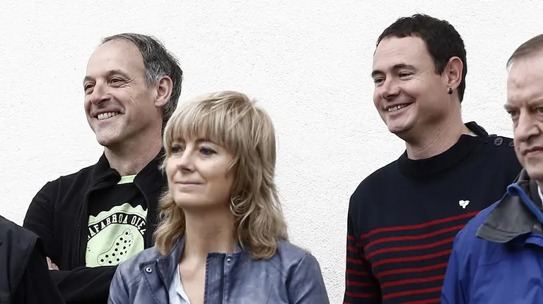 Miles de personas participan hoy en Elizondo en el Nafarroa Oinez 2015, la fiesta del euskera en Navarra, que este año tiene el objetivo de recaudar fondos para Baztan Ikastola, un centro que cumple 45 años de historia y que ya organizó este evento en 1982. Este Nafarroa Oinez se celebra bajo el lema &#34;Hama... bortz, ama... bat&#34;, y según cálculos de la organización, hasta 100.000 personas se podrían acercar hoy hasta Elizondo que cuenta con la asistencia, entre otros, del presidente de Sortu Hasier Arraiz (d), el parlamentario de EH Bildu Adolfo Araiz (i) y la consejera de Relaciones Ciudadanas e Institucionales, Ana Ollo (c). EFE/Jesús Diges