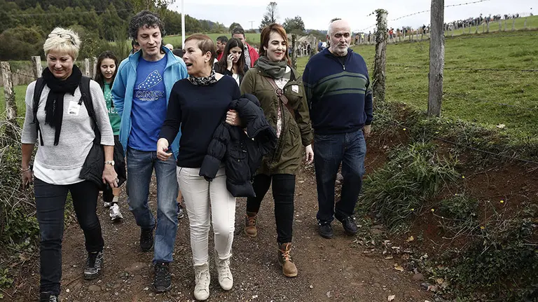 GRA104. ELIZONDO (NAVARRA), 18/10/2015.- Miles de personas participan hoy en Elizondo en el Nafarroa Oinez 2015, la fiesta del euskera en Navarra, que este año tiene el objetivo de recaudar fondos para Baztan Ikastola, un centro que cumple 45 años de historia y que ya organizó este evento en 1982. Este Nafarroa Oinez se celebra bajo el lema "Hama... bortz, ama... bat", y según cálculos de la organización, hasta 100.000 personas se podrían acercar hoy hasta Elizondo que cuenta con la asistencia, entre otros, de la presidenta del Gobierno de Navarra, Uxue Barkos (3i) de Geroa Bai, así como la presidenta del Parlamento Foral, Ainhoa Aznárez (2d) de Podemos y el consejero navarro de Educación, José Luis Mendoza (d). EFE/Jesús Diges