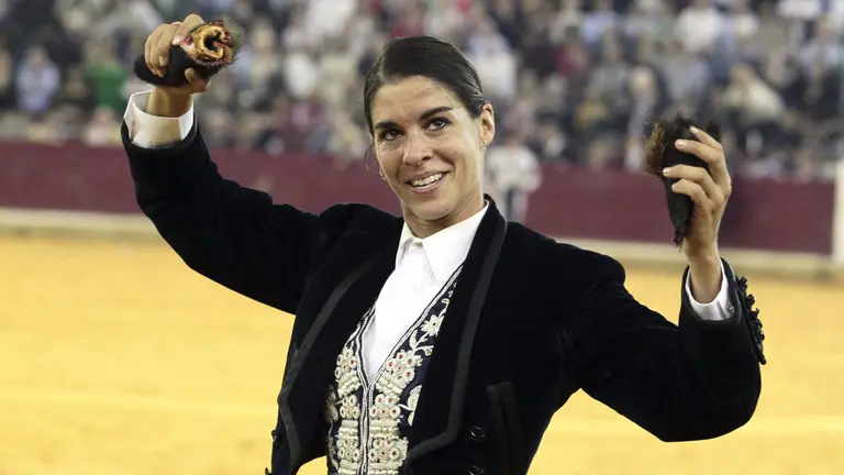 GRA294. ZARAGOZA, 18/10/2015.- La rejoneadora francesa Lea Vicens da la vuelta al ruedo tras cortar dos orejas en la faena a su segundo toro, de la ganadería Fermín Bohórquez, en la corrida de la Feria del Pilar, en la que ha compartido cartel con Pablo Hermoso de Mendoza y Fermín Bohórquez, que se despedia de los ruedos. EFE/Javier Cebollada